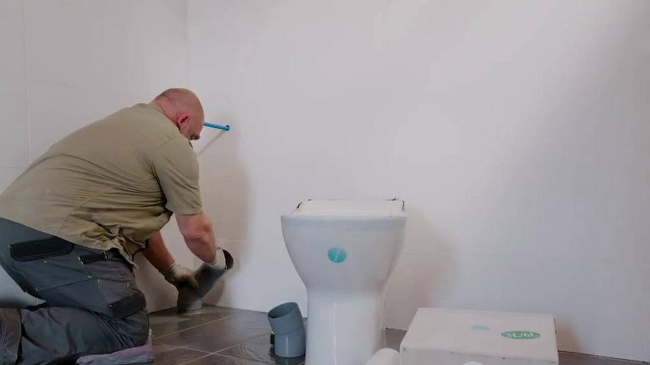 Poser un WC pour personnes à mobilité réduite